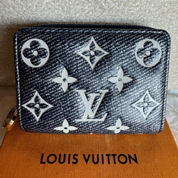 Louis Vuitton Hollographic Monoglam Lou Wallet - Picture 12 of 14